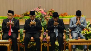 Foto (kiri) wakil bupati kutai timur mahyunadi, (tengah) bupati kutai timur Ardiansyah sulaiman (tengah) ketua DPRD Jimmi, (kanan) wakil ketua satu Dprd Sayid Anjas.(Dok: officialjimmi)